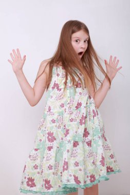 Komik ve mutlu beyaz çocuk stüdyo portre