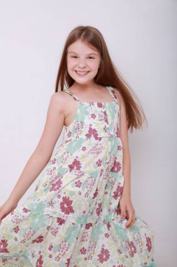 Komik ve mutlu beyaz çocuk stüdyo portre