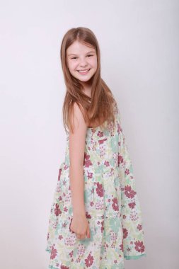 Komik ve mutlu beyaz çocuk stüdyo portre