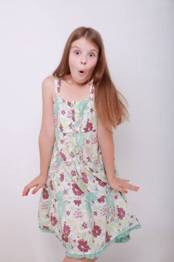 Komik ve mutlu beyaz çocuk stüdyo portre