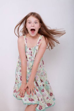 Komik ve mutlu beyaz çocuk stüdyo portre