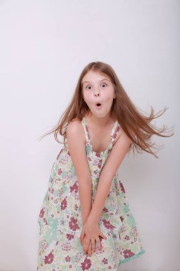 Komik ve mutlu beyaz çocuk stüdyo portre