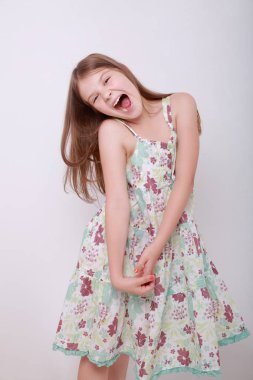 Komik ve mutlu beyaz çocuk stüdyo portre