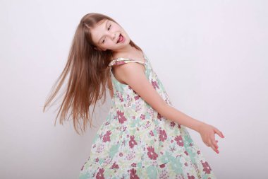 Komik ve mutlu beyaz çocuk stüdyo portre