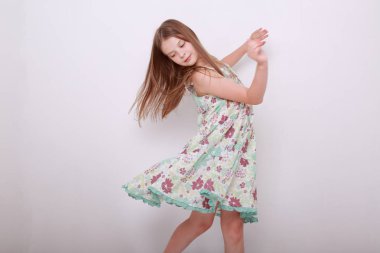 Komik ve mutlu beyaz çocuk stüdyo portre