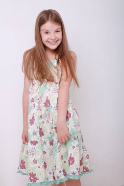 Komik ve mutlu beyaz çocuk stüdyo portre