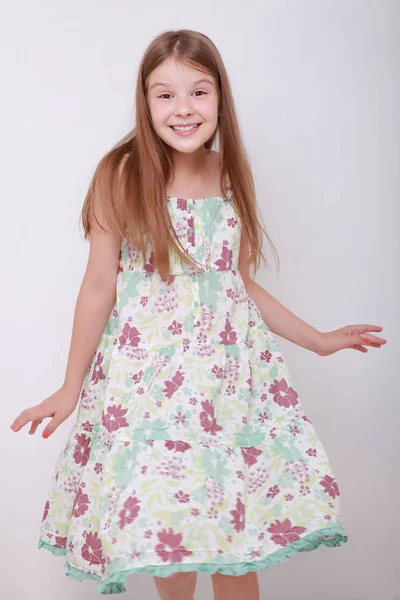 Komik ve mutlu beyaz çocuk stüdyo portre