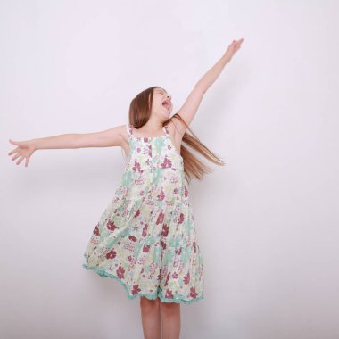 Komik ve mutlu beyaz çocuk stüdyo portre