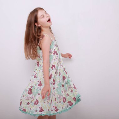 Komik ve mutlu beyaz çocuk stüdyo portre