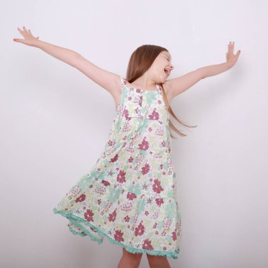 Komik ve mutlu beyaz çocuk stüdyo portre