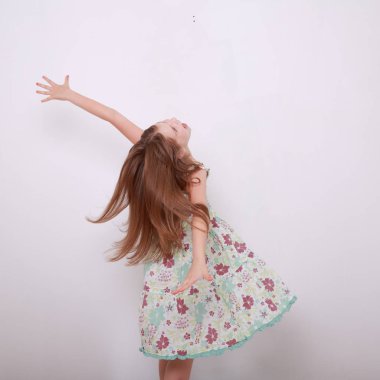 Komik ve mutlu beyaz çocuk stüdyo portre