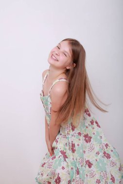 Komik ve mutlu beyaz çocuk stüdyo portre