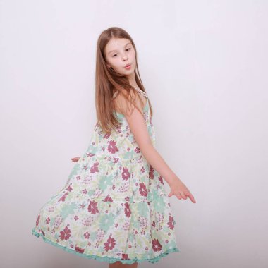 Komik ve mutlu beyaz çocuk stüdyo portre