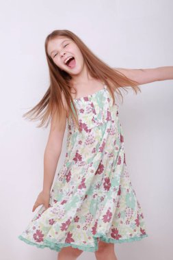 Komik ve mutlu beyaz çocuk stüdyo portre