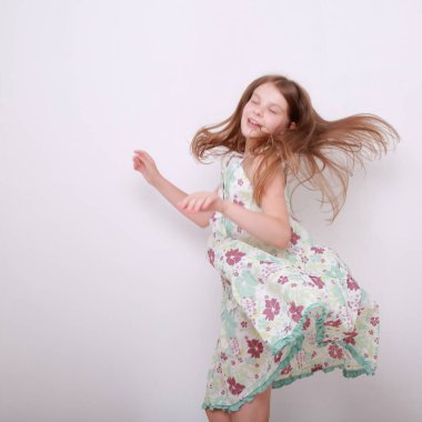 Komik ve mutlu beyaz çocuk stüdyo portre