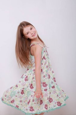 Komik ve mutlu beyaz çocuk stüdyo portre