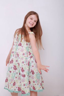 Komik ve mutlu beyaz çocuk stüdyo portre