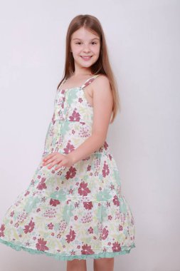 Komik ve mutlu beyaz çocuk stüdyo portre