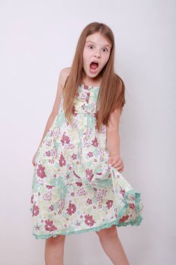 Komik ve mutlu beyaz çocuk stüdyo portre