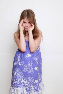 Güzel stüdyo portret duygusal küçük kızın