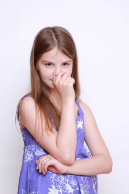 Güzel stüdyo portret duygusal küçük kızın