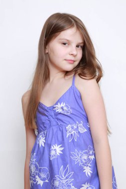 Tatlı küçük kız kameraya poz