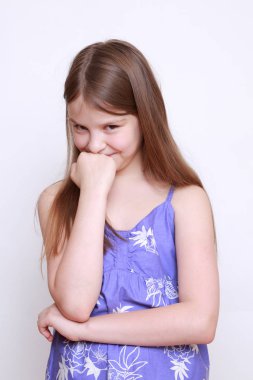 Tatlı küçük kız kameraya poz