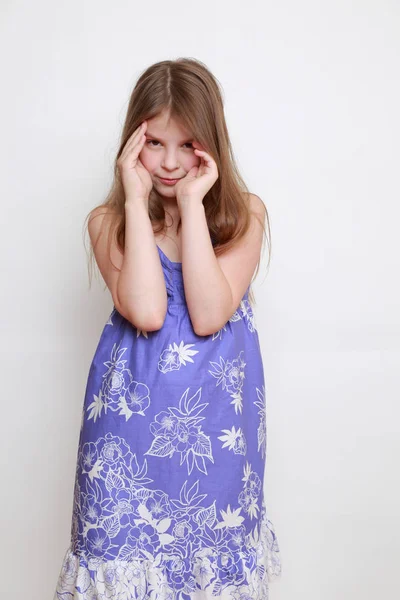 Güzel stüdyo portret duygusal küçük kızın