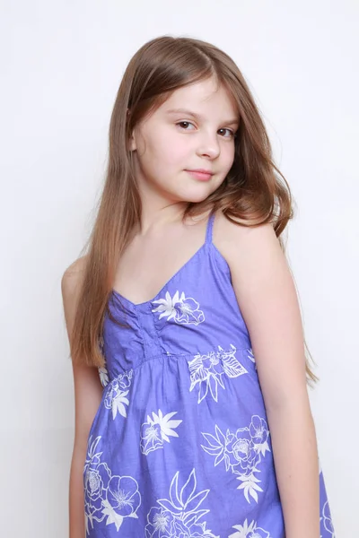 Tatlı küçük kız kameraya poz