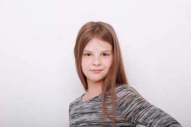 Komik ve mutlu beyaz çocuk stüdyo portre