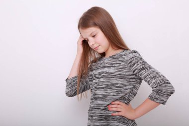 Komik ve mutlu beyaz çocuk stüdyo portre