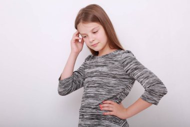 Komik ve mutlu beyaz çocuk stüdyo portre