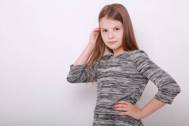 Komik ve mutlu beyaz çocuk stüdyo portre