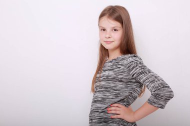 Komik ve mutlu beyaz çocuk stüdyo portre