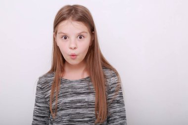 Komik ve mutlu beyaz çocuk stüdyo portre