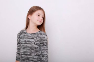 Komik ve mutlu beyaz çocuk stüdyo portre