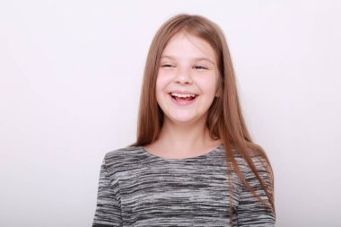 Komik ve mutlu beyaz çocuk stüdyo portre