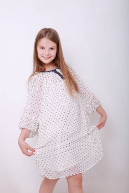 Komik ve mutlu beyaz çocuk stüdyo portre