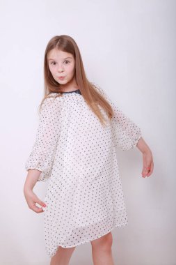 Komik ve mutlu beyaz çocuk stüdyo portre