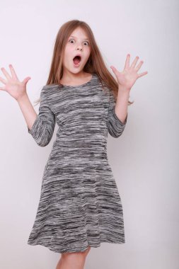 Komik ve mutlu beyaz çocuk stüdyo portre