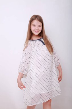 Komik ve mutlu beyaz çocuk stüdyo portre