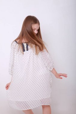 Komik ve mutlu beyaz çocuk stüdyo portre