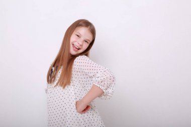 Sevimli küçük kız bir model olarak