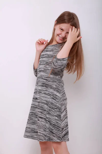 Komik ve mutlu beyaz çocuk stüdyo portre