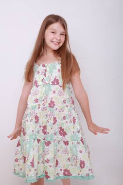 Komik ve mutlu beyaz çocuk stüdyo portre