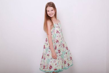 Komik ve mutlu beyaz çocuk stüdyo portre