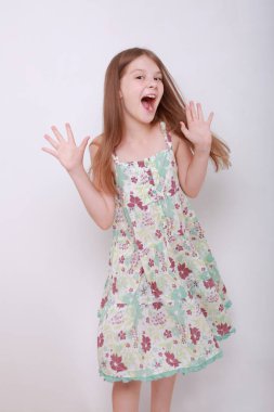 Komik ve mutlu beyaz çocuk stüdyo portre