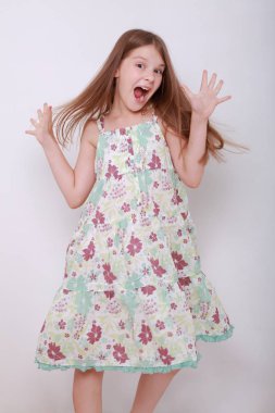 Komik ve mutlu beyaz çocuk stüdyo portre