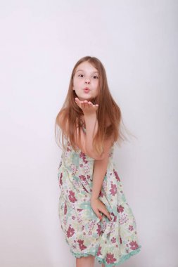 Komik ve mutlu beyaz çocuk stüdyo portre