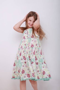 Komik ve mutlu beyaz çocuk stüdyo portre